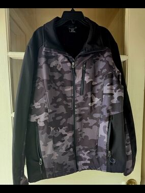 Size L Glacier Shield Men's Black & Gray Camo Military-Style Softshell Jacket